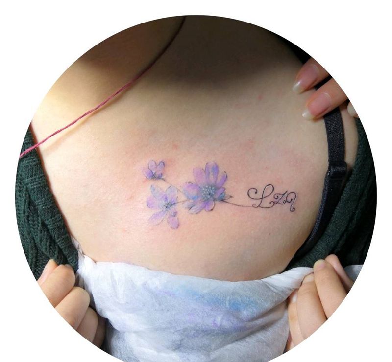 小花纹身图片_胸部画纹身图案