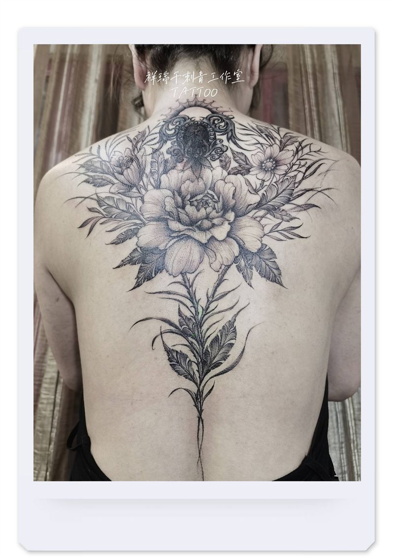 素花纹身图片_背部颈部New School素花 黑灰色花旧图覆盖纹身图案