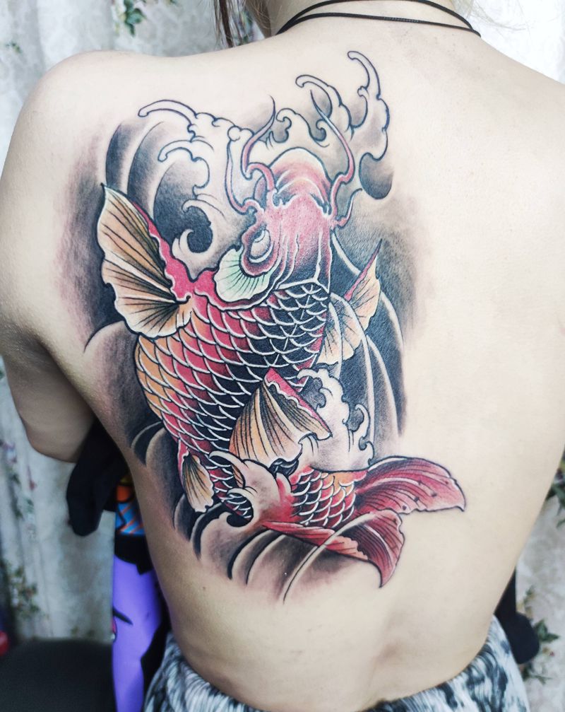 后背鲤鱼纹身图片_背部新传统纹身图案