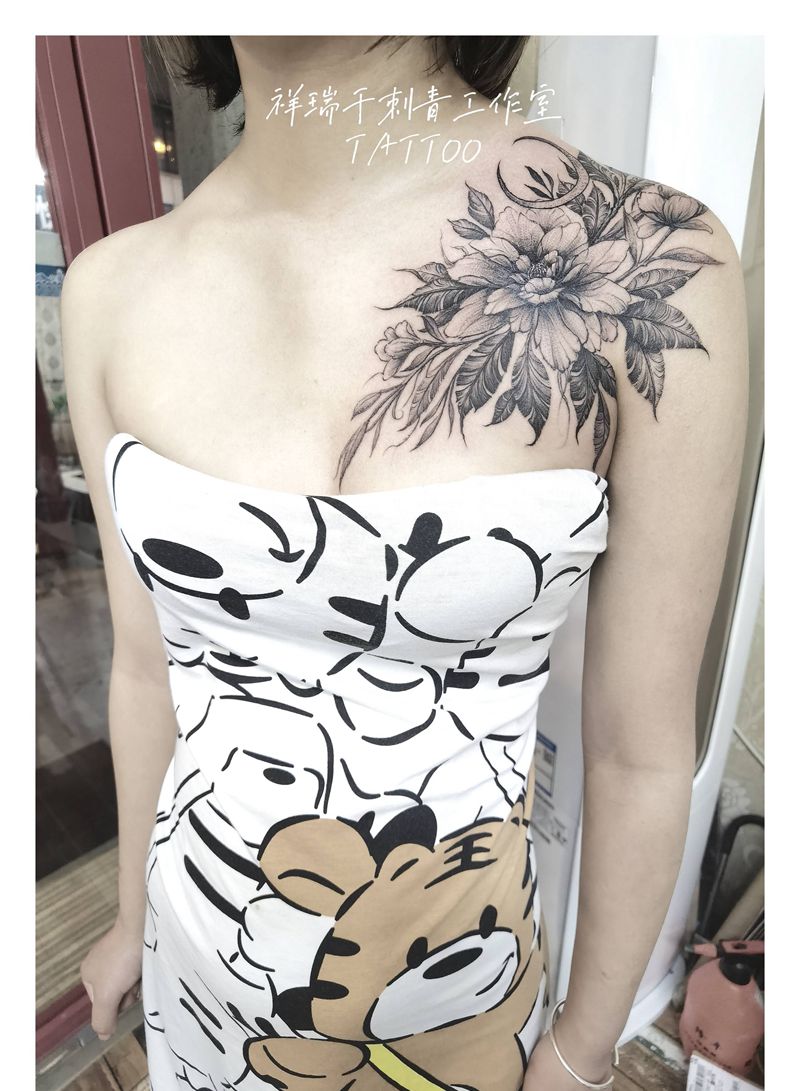 素花纹身图片_肩部New School素花锁骨黑灰色花纹身图案