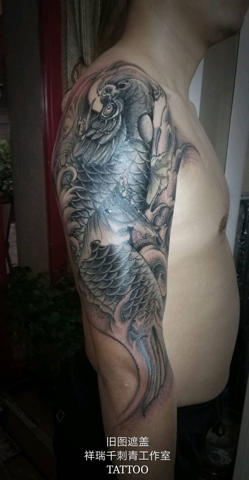锦鲤鱼纹身图片_手臂新传统旧图遮盖纹身图案