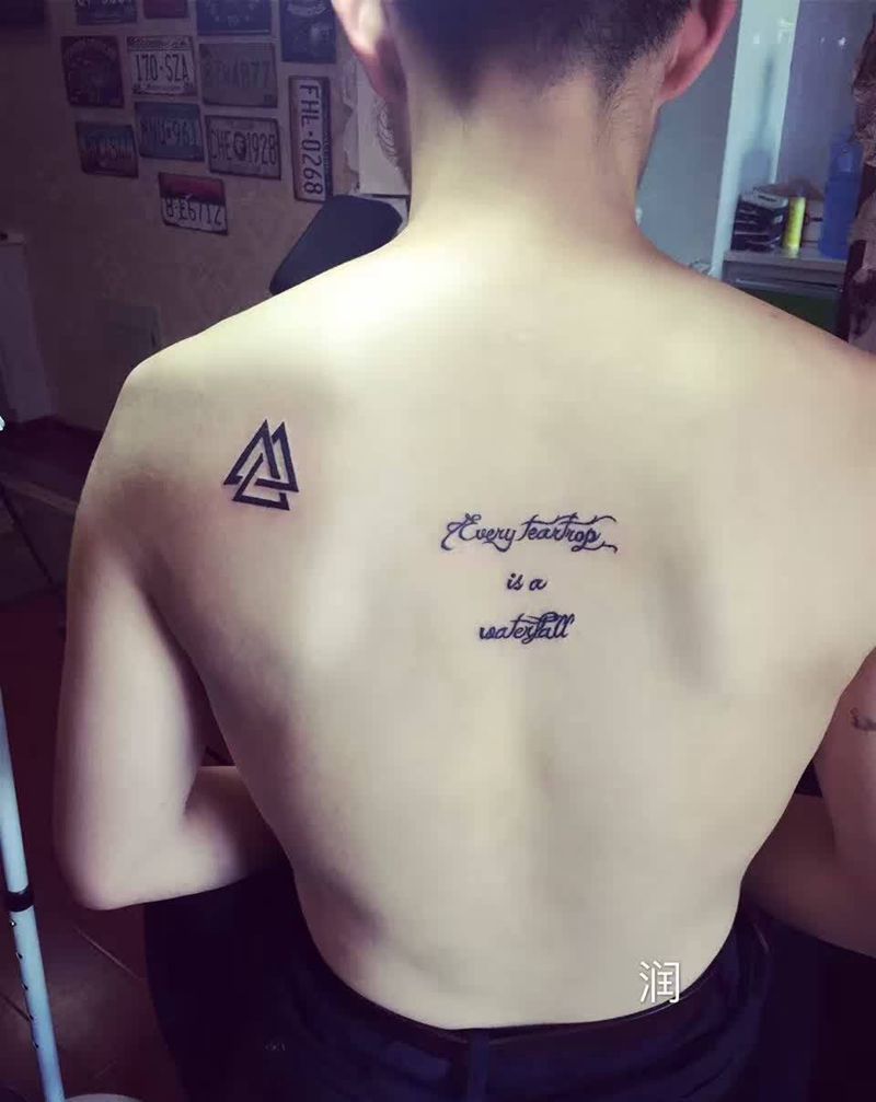 后背字母纹身图片
