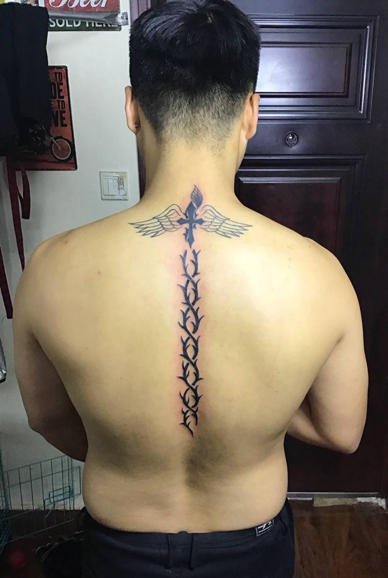 荆棘十字架纹身图片