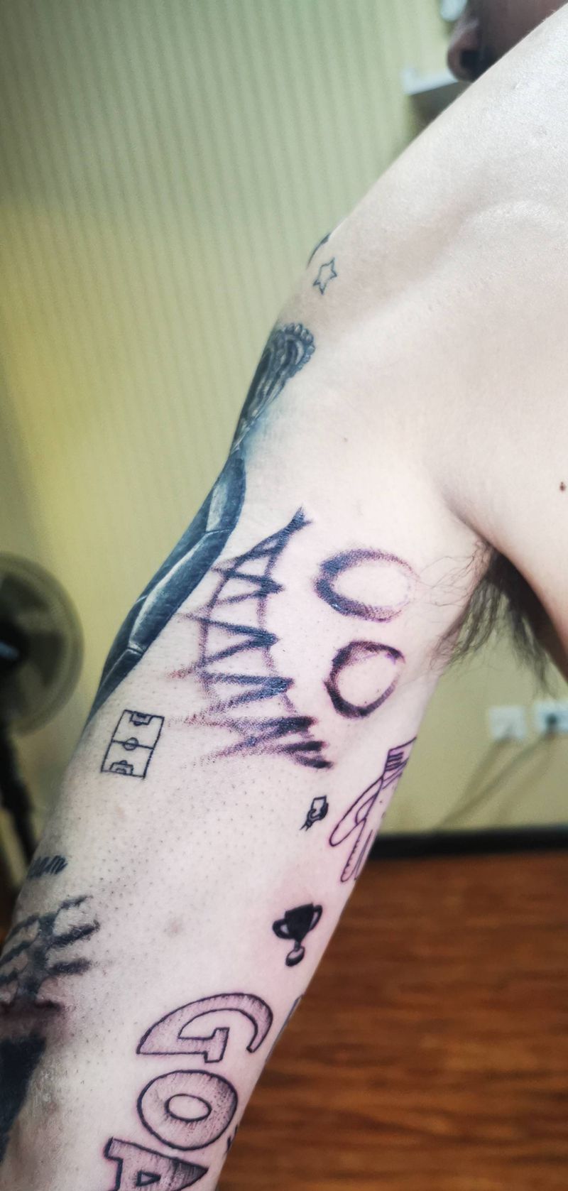 拼接足球主题花臂纹身图片_手臂纹身图案