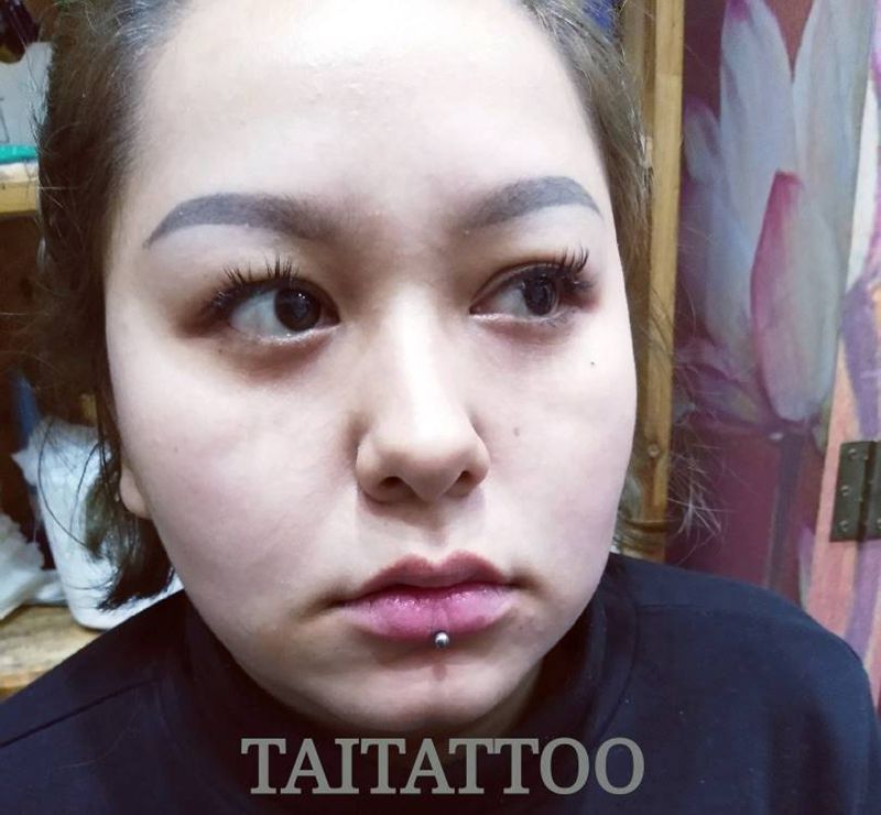 给乌鲁木齐美女穿唇钉纹身图片