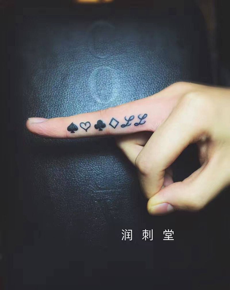 黑红梅方纹身图片