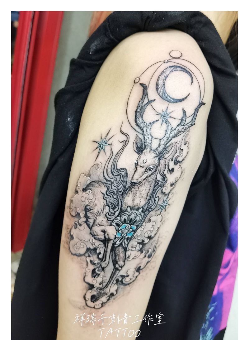 鹿纹身图片_New School鹿大臂黑灰色鹿纹身图案