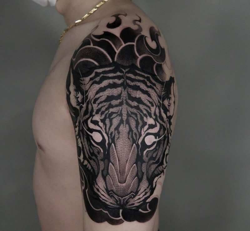 大臂老虎纹身图片_手臂纹身图案