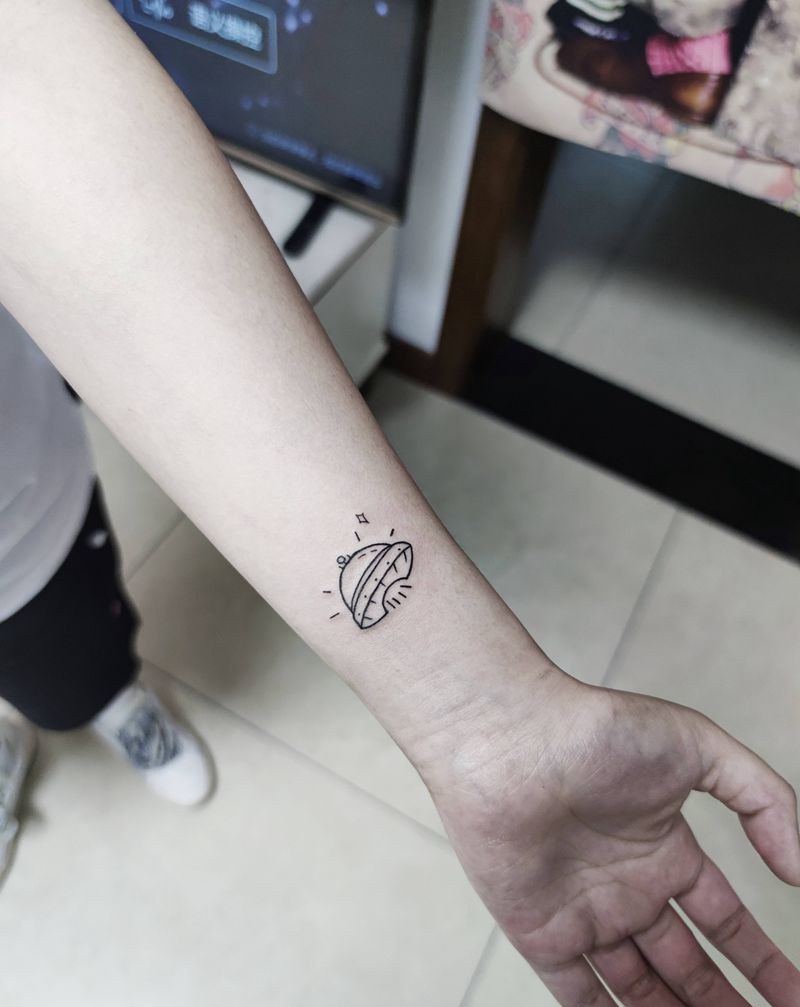 飞碟纹身图片_手部纹身图案