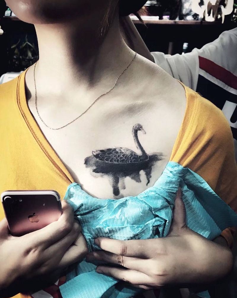 水墨天鹅遮盖纹身图片