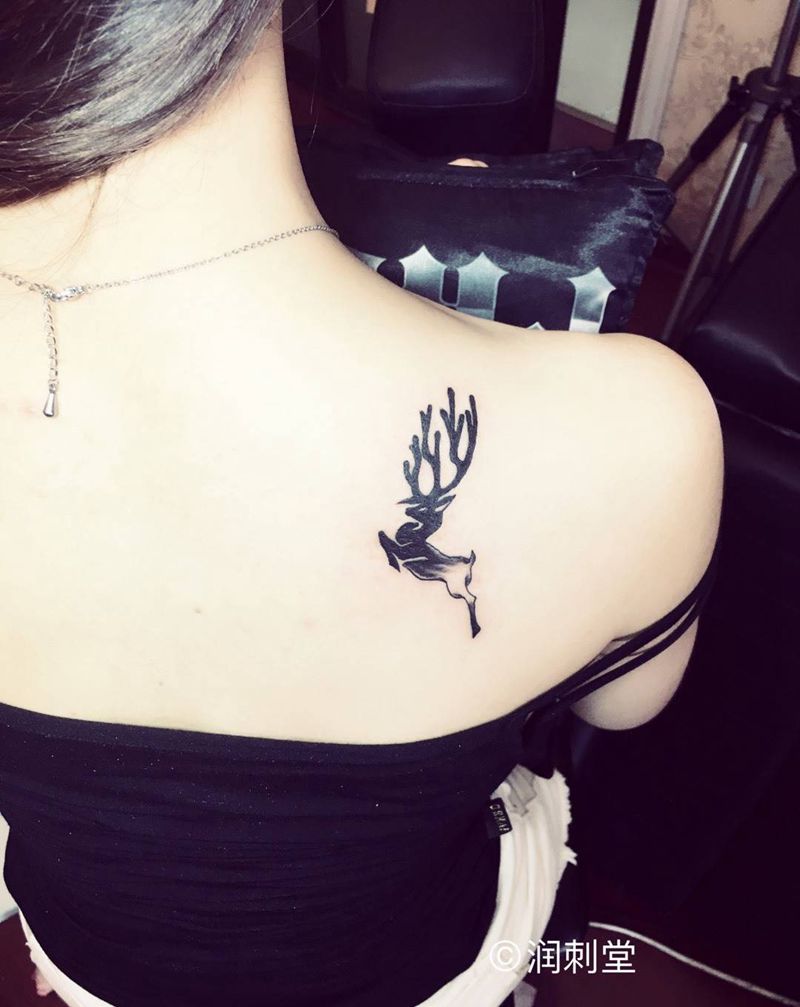 快乐的小鹿纹身图片