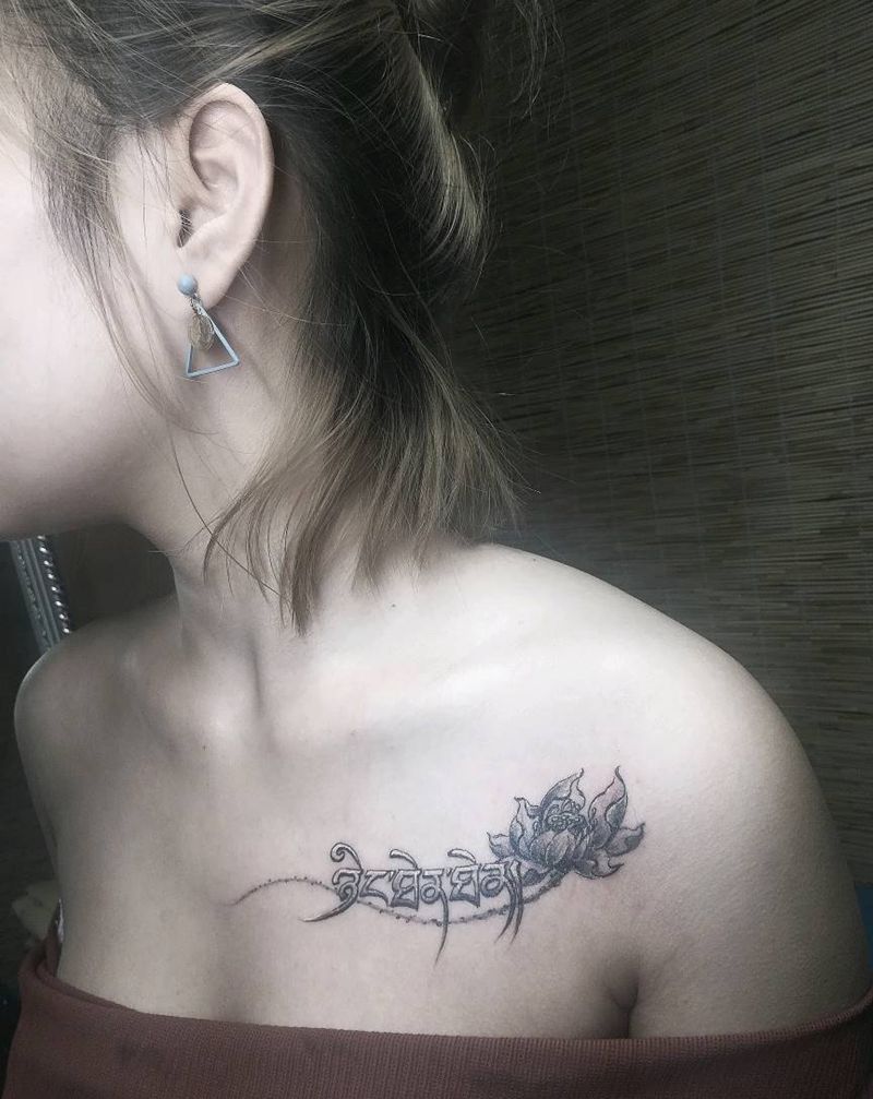 莲纹身图片_肩部新传统梵文纹身图案