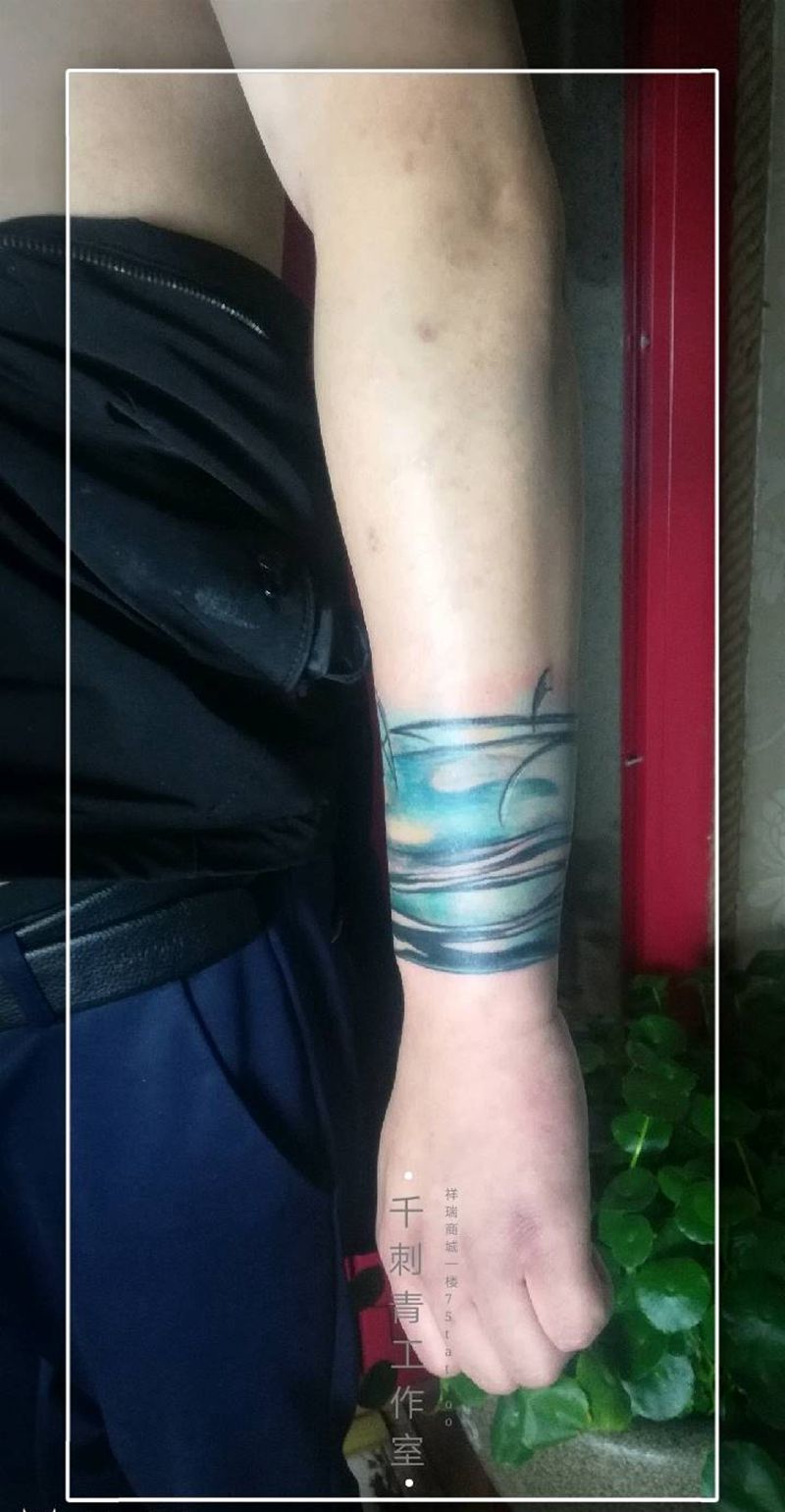 水墨臂环纹身图片_手臂水墨臂环彩色臂环纹身图案