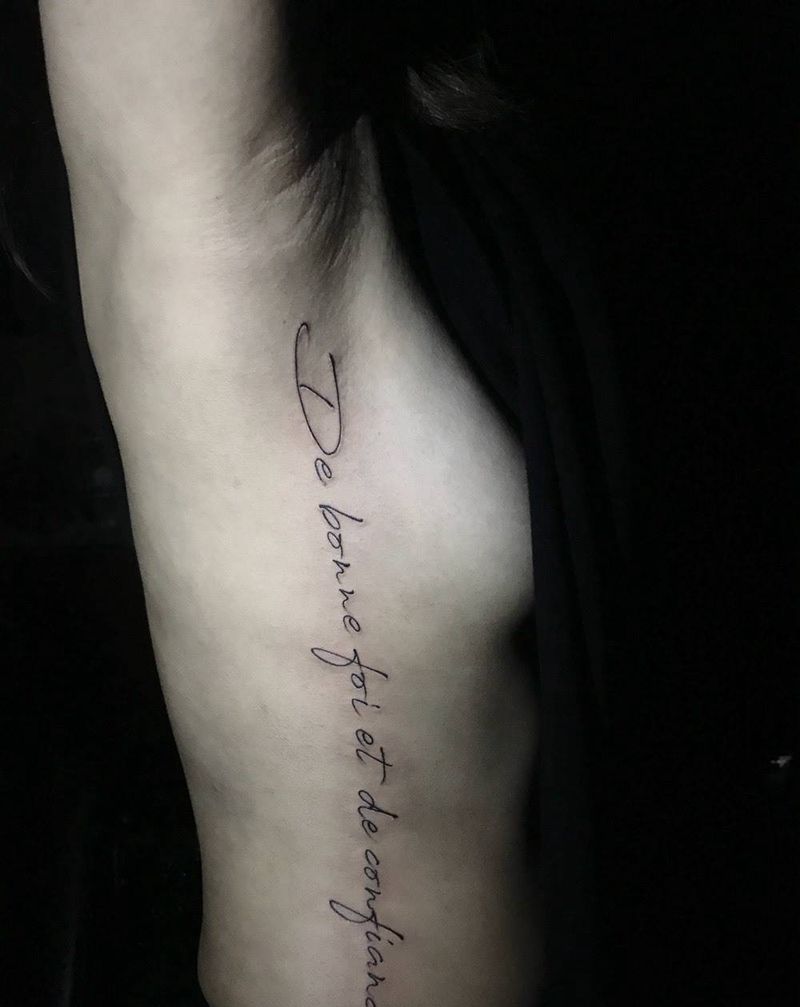 侧腰字母纹身图片