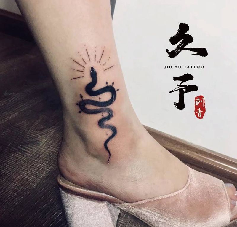 蛇 极简风纹身图片