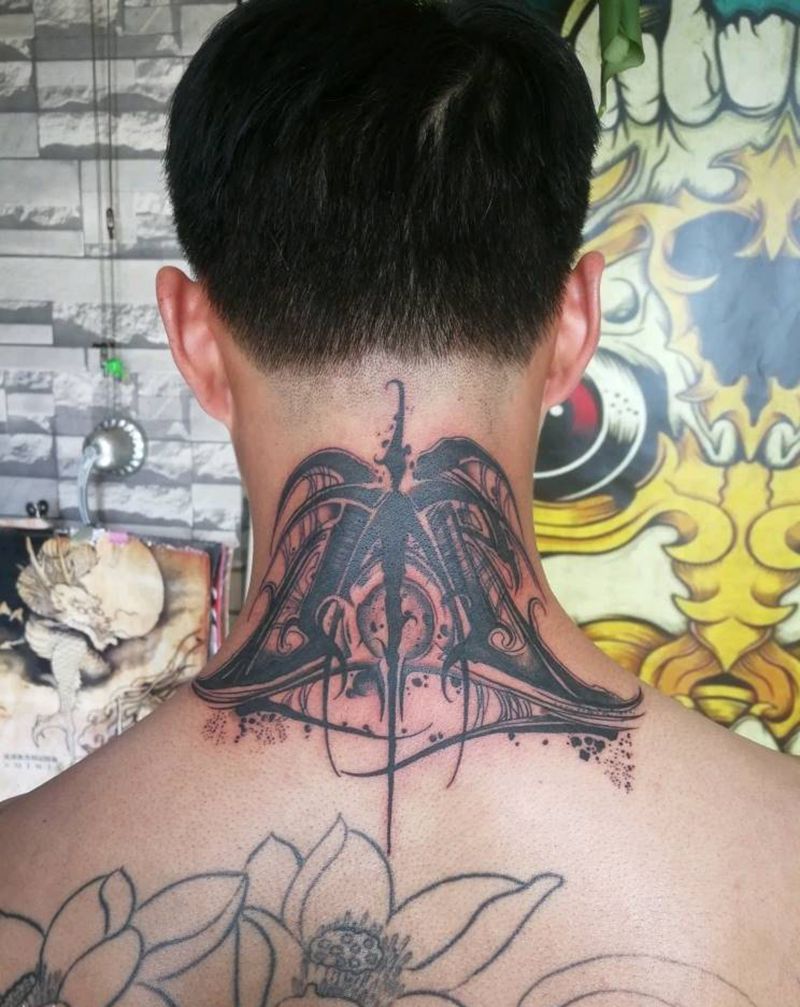 天秤座纹身图片_颈部纹身图案