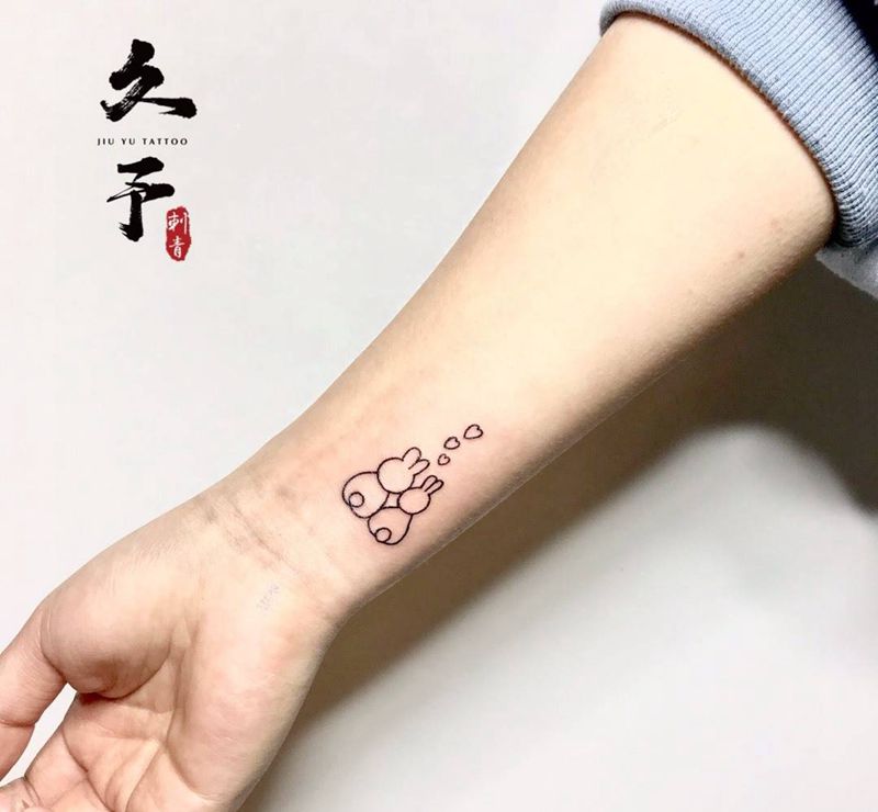 小兔兔纹身图片_手部小清新纹身图案