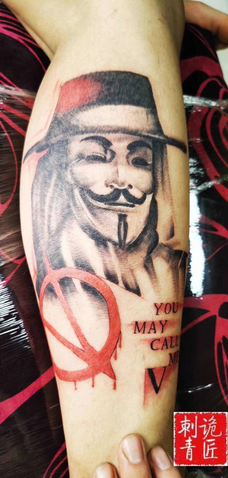 V字仇杀队纹身图片_腿部纹身图案