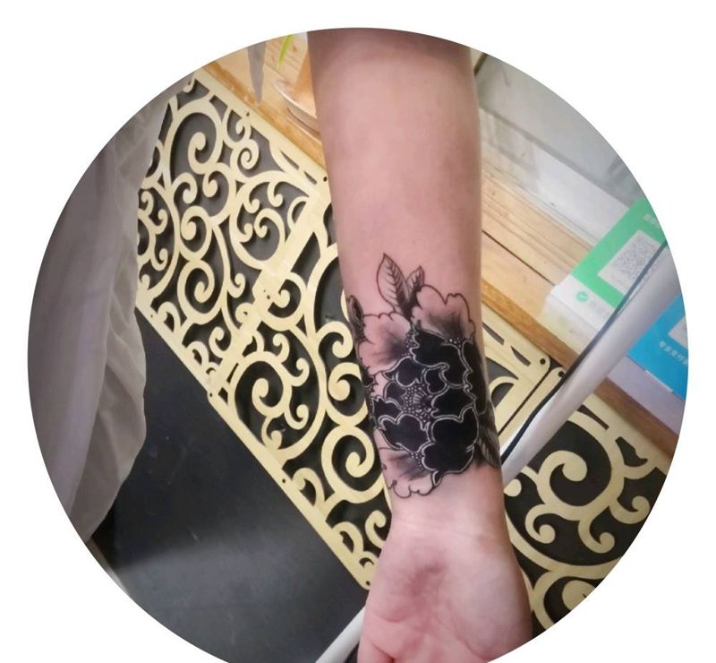 牡丹纹身图片_手臂图腾新传统遮盖纹身图案