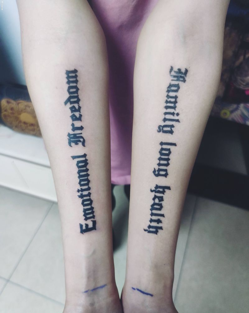 手臂字母纹身图片_手臂纹身图案