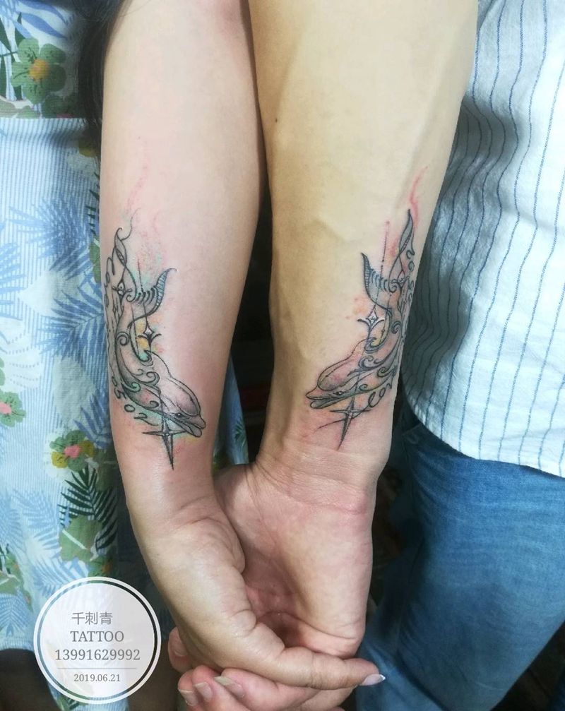 海豚纹身图片_手臂情侣纹身图案