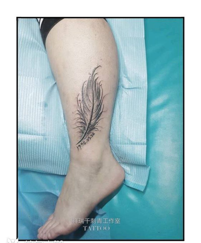 羽毛和数字纹身图片_腿部新传统羽毛字母纹身图案