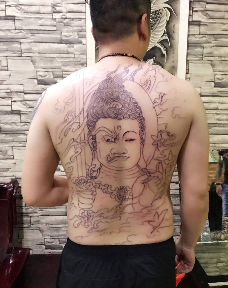满背线条纹身图片