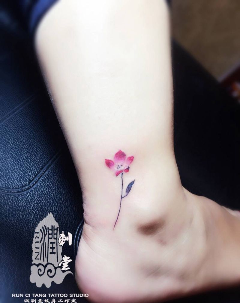 一朵小花纹身图片_植物欧美清新成品腿部纹身图案