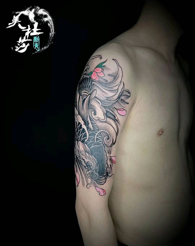 鲤鱼纹身图片_手臂纹身图案