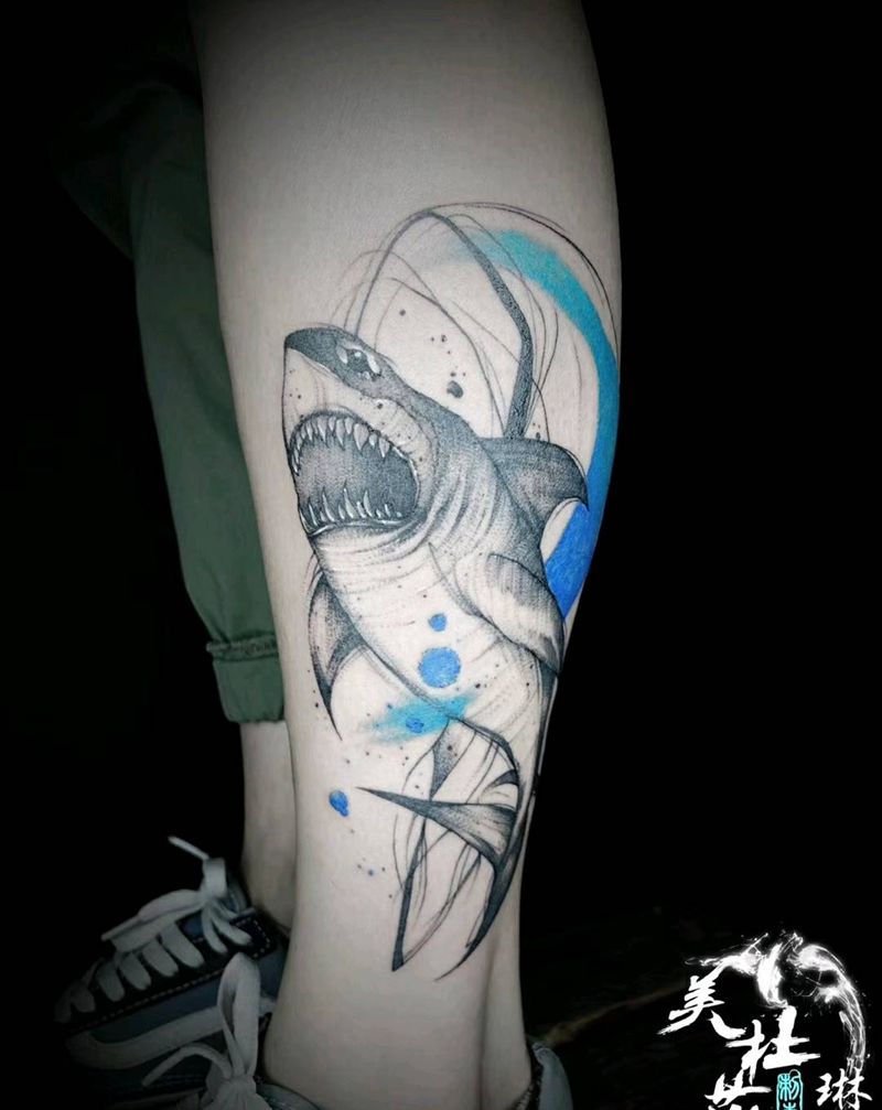 鲨鱼纹身图片_腿部几何水彩纹身图案