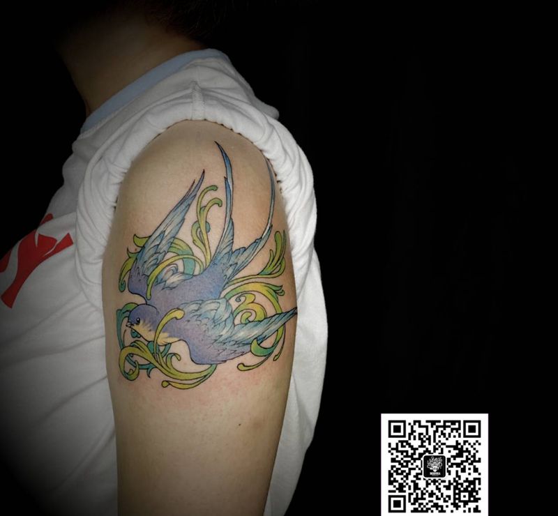 燕子纹身图片_手臂New School纹身图案