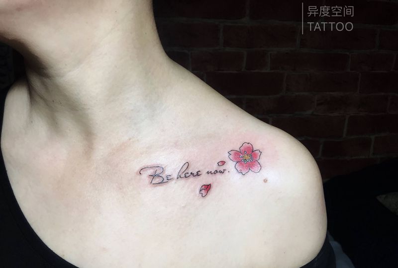 字母樱花纹身图片_肩部字母樱花纹身图案