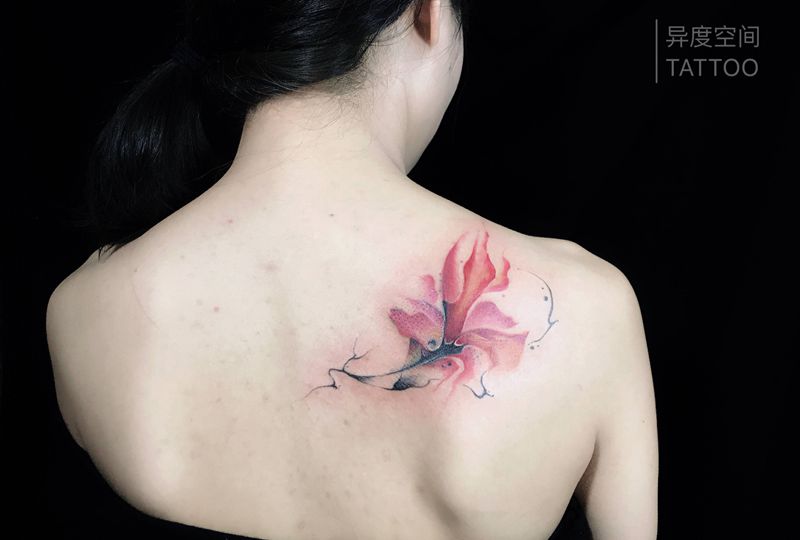 水彩纹身图片_背部水墨水彩花水彩水墨纹身图案