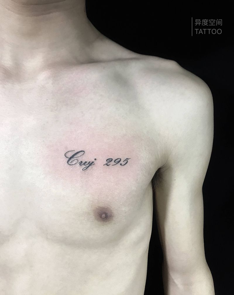 字母纹身图片_胸部字母数字纹身图案