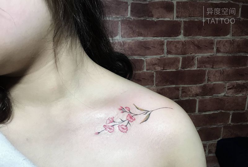 肩花纹身图片_肩部小清新植物纹身图案