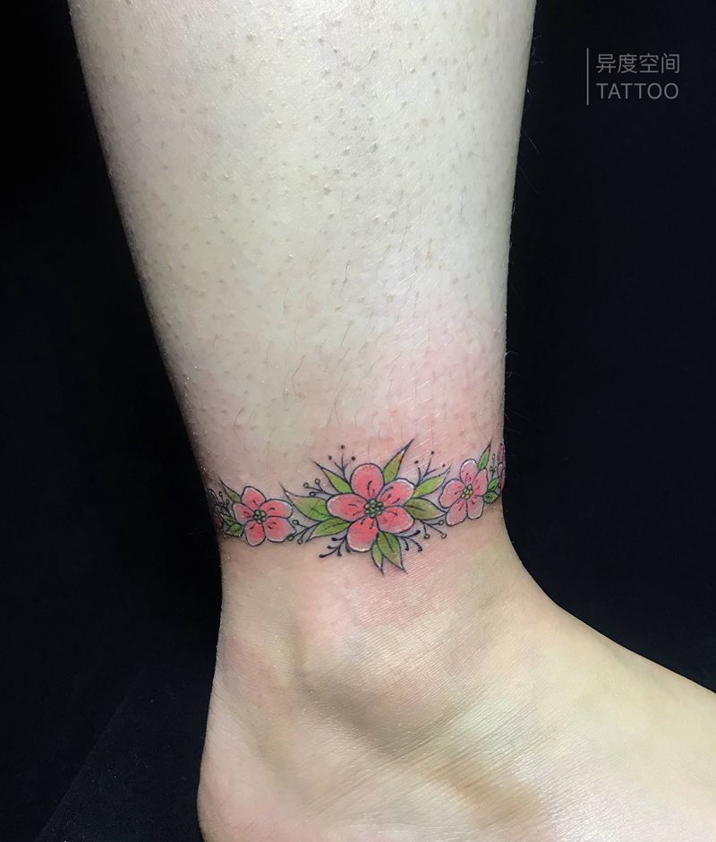 花环纹身图片_脚部腿部小清新花环淡彩纹身图案
