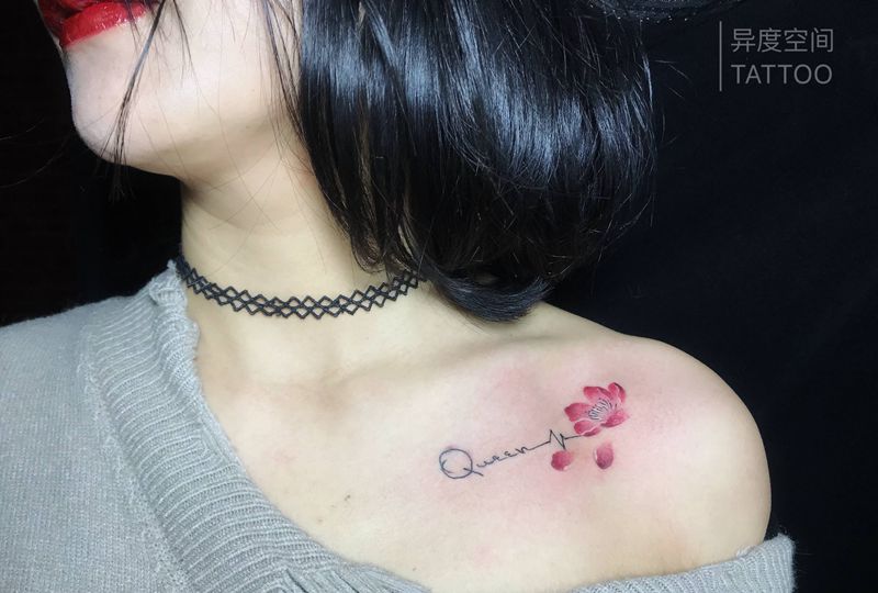 肩花纹身图片_胸部肩部花字母纹身图案
