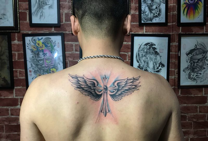 翅膀十字架纹身图片_背部翅膀十字架纹身图案