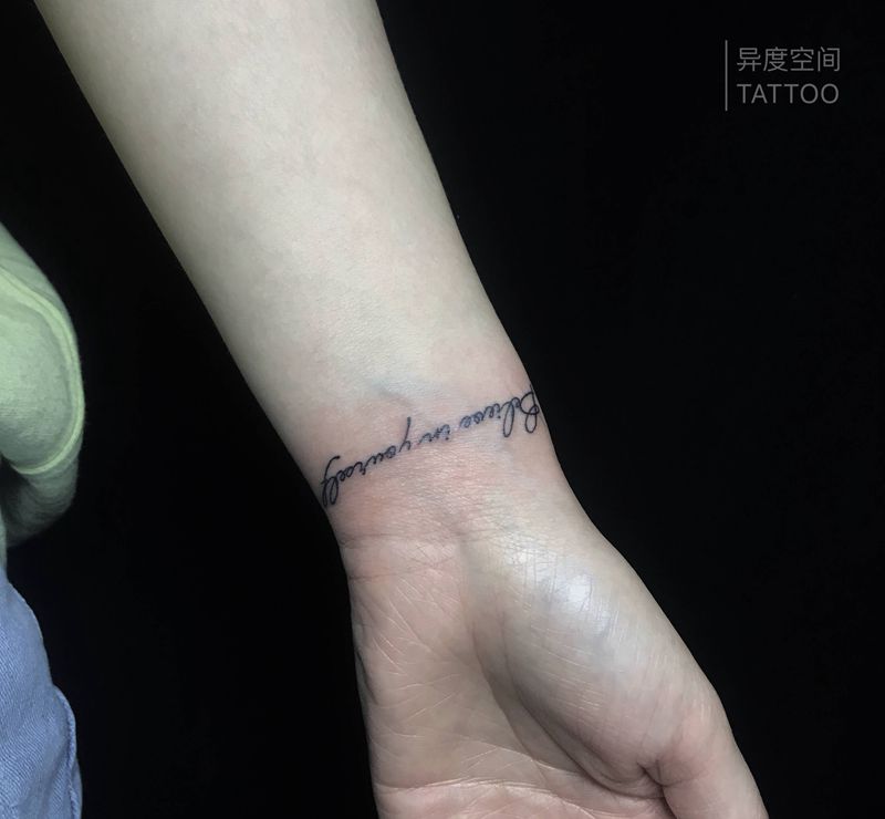 字母纹身图片_手臂字母纹身图案