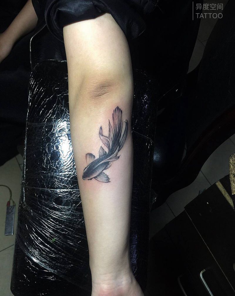 金鱼纹身图片_手臂金鱼小清新纹身图案