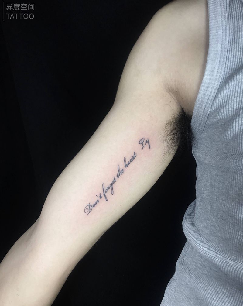 字母纹身图片_手臂花体字字母英文纹身图案