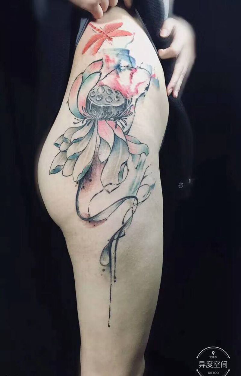 水墨纹身图片_臀部腿部水墨水彩莲花蜻蜓水彩纹身图案