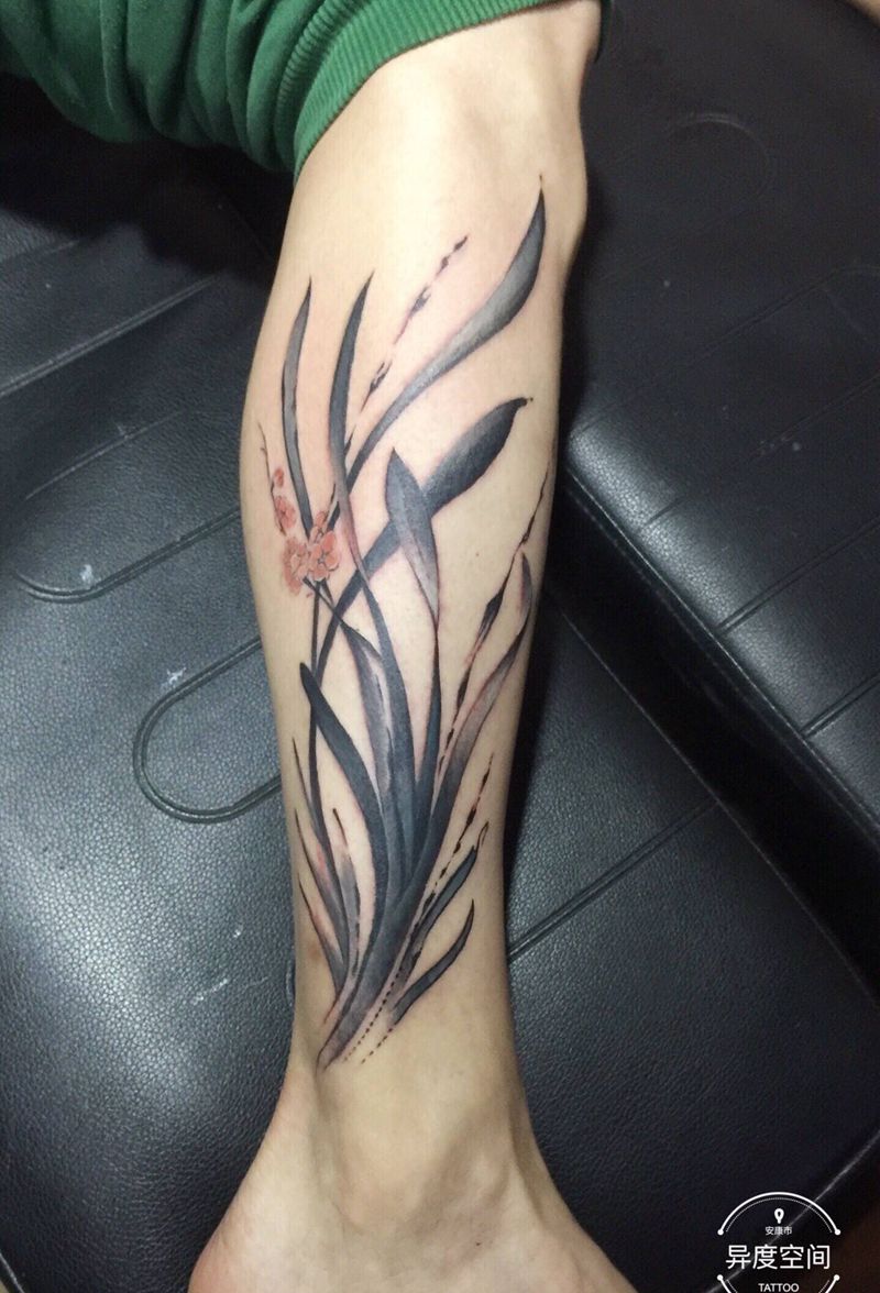 水墨纹身图片_腿部水墨水彩兰花纹身图案