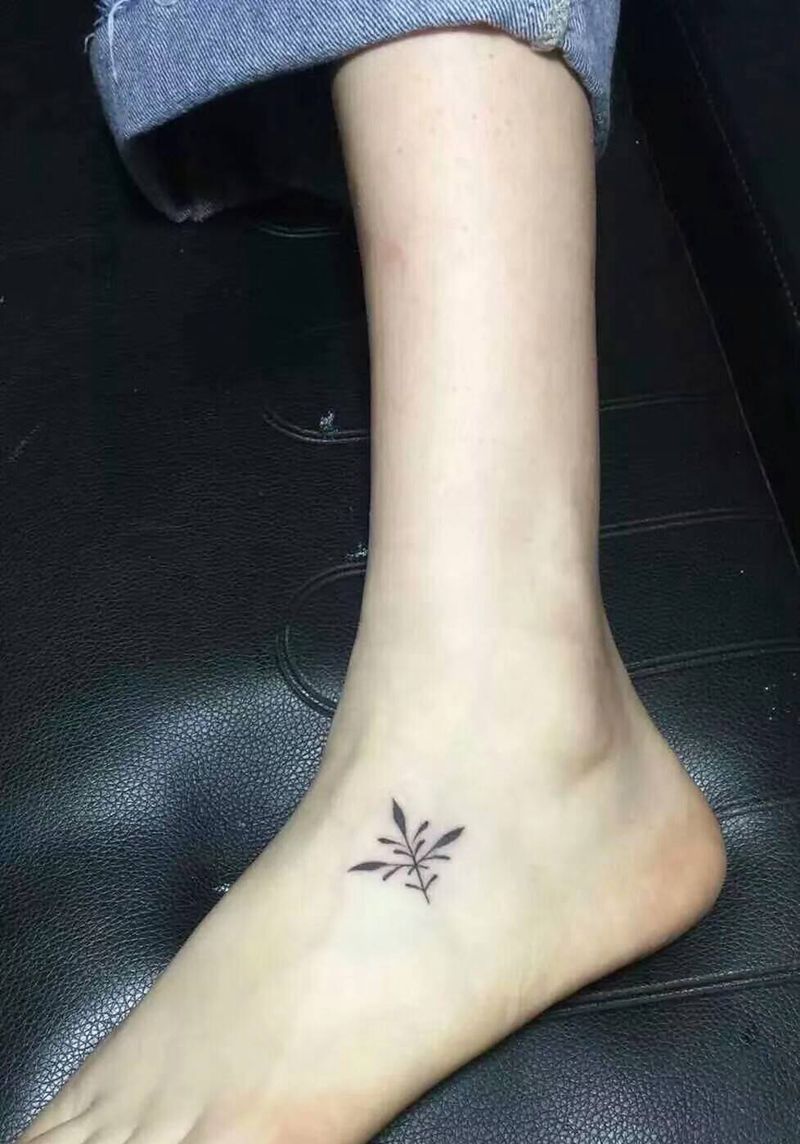 小清新纹身图片_脚部几何点刺线条纹身图案