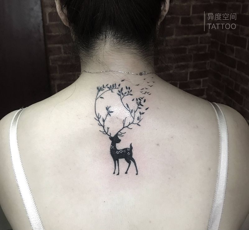 鹿纹身图片_背部图腾鹿小清新纹身图案