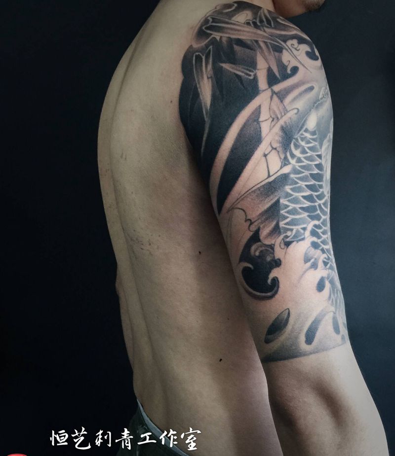 鲤鱼半胛纹身图片_肩部胸部纹身图案