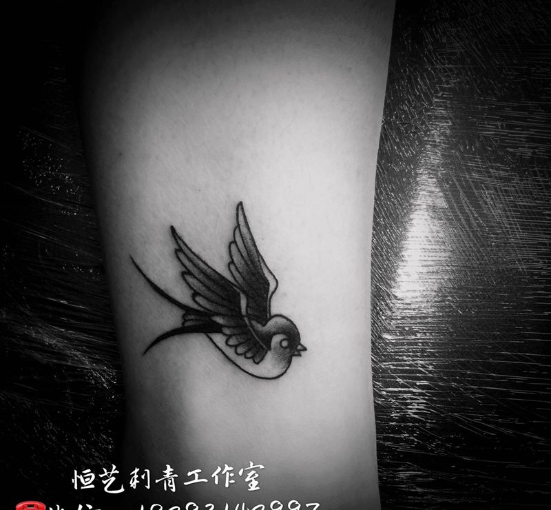 燕子纹身图片_脚部腿部纹身图案