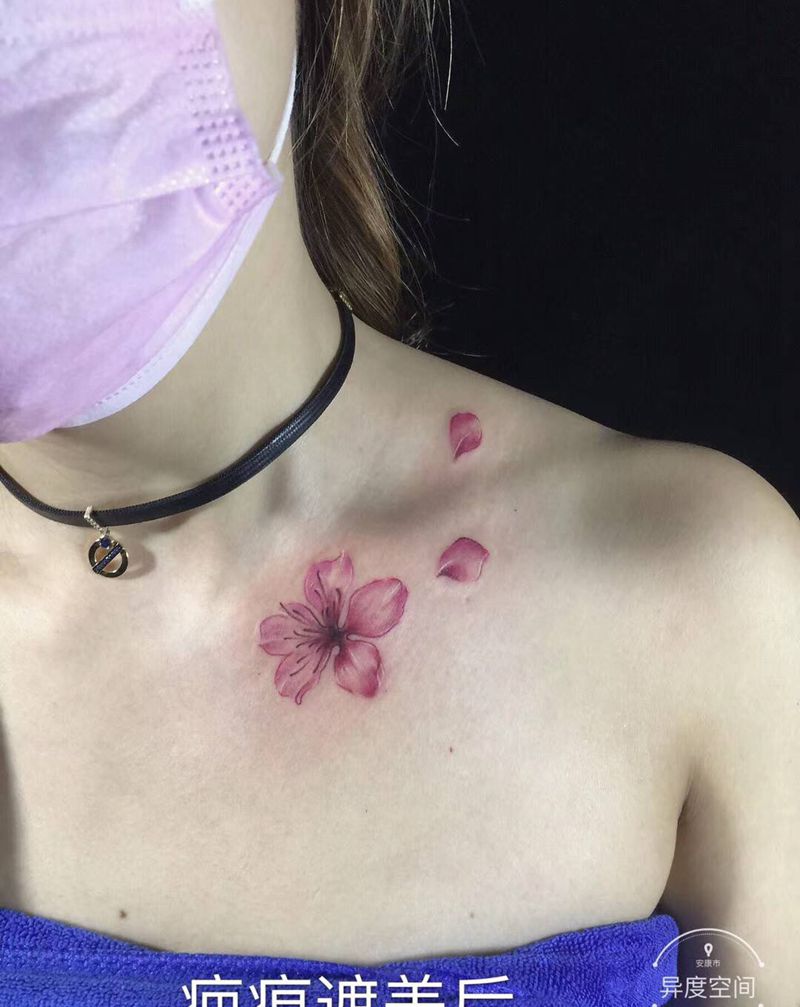 花纹身图片_胸部肩部水彩花小清新植物纹身图案