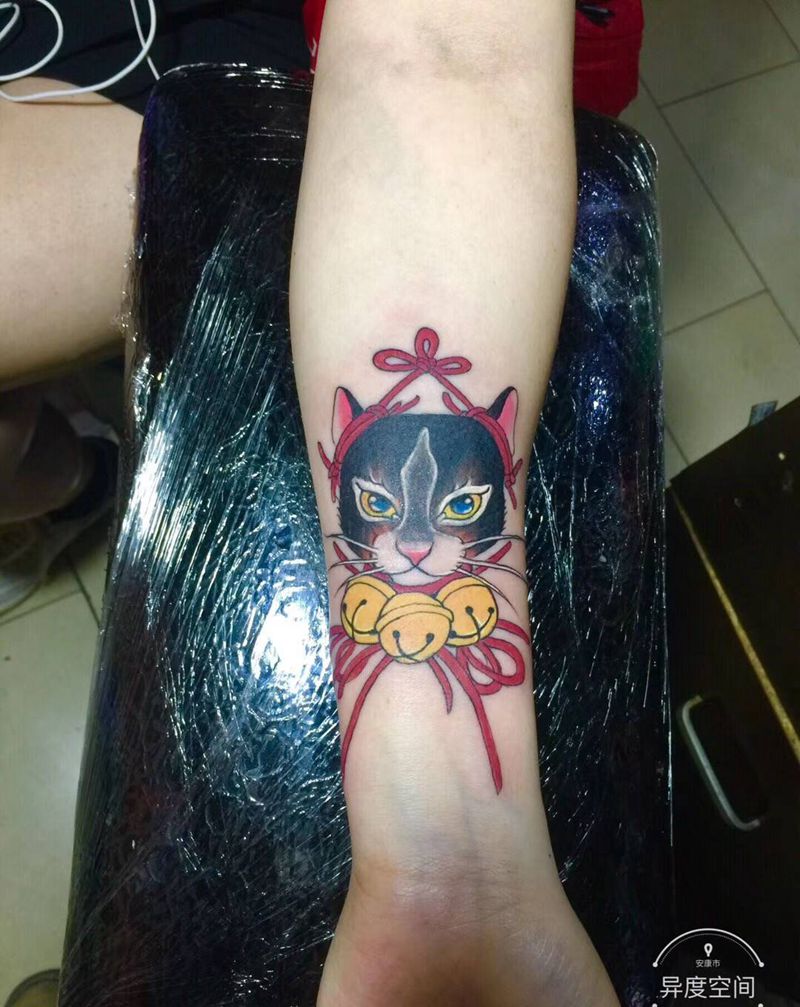 传统纹身图片_手臂腿部新传统日式传统卡通猫纹身图案