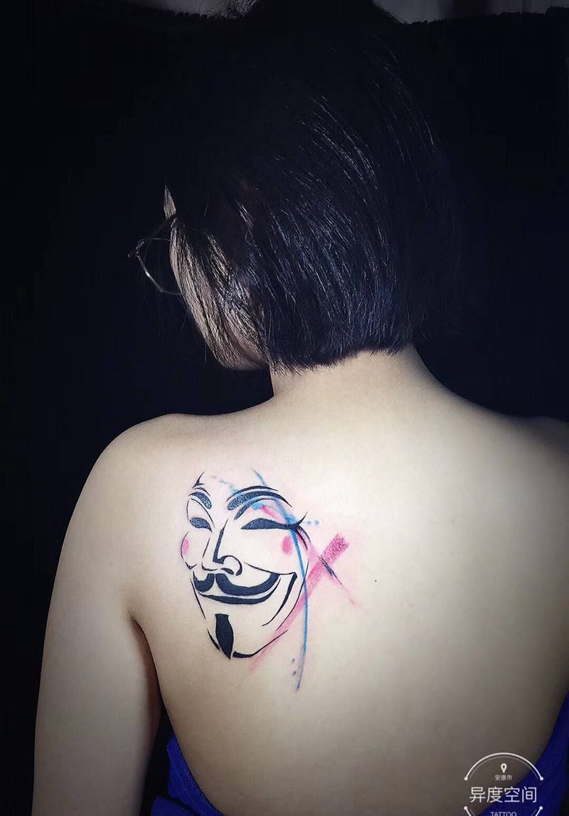 V字仇杀队纹身图片_肩部背部水彩v字仇杀队面具纹身图案